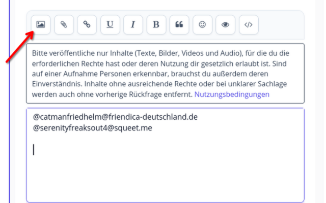 Screenshot eines Textfelds mit Fediverse-Handles und einer roten Pfeilmarkierung auf ein Symbol in der Symbolleiste oben.